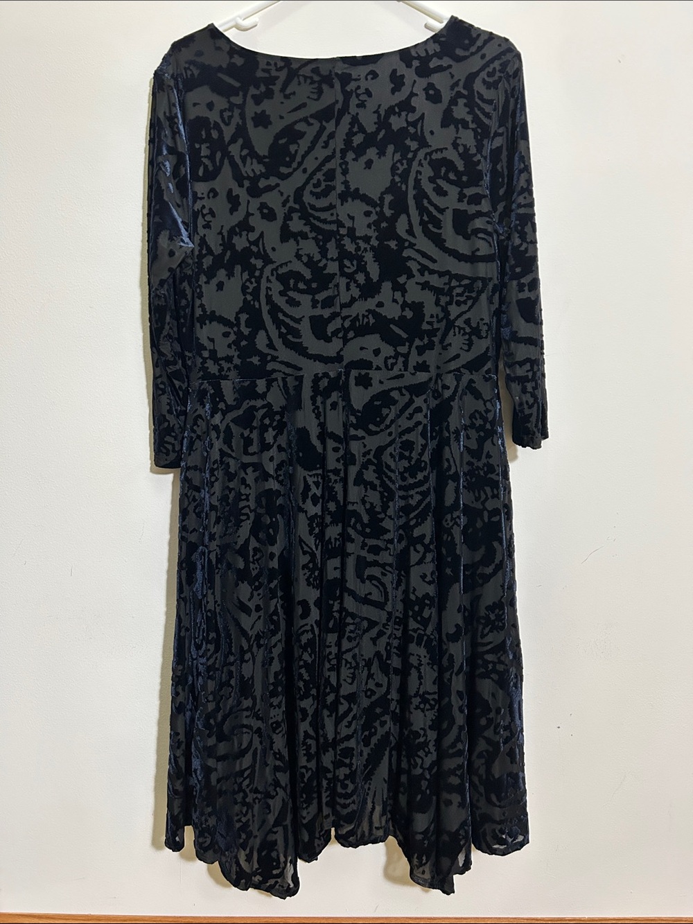 Simply Vera Vera Wang Black Velvet Burnout Long-Sleeve Dress - Picture 5 of 6
